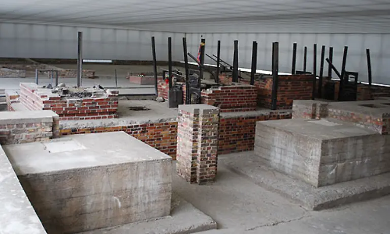 Die-Reste-des-Krematoriums-In-dieser-Anlage-die-im-Laufe-der-Zeit-weiter-ausgebaut-wurde-entstand-1943-auch-eine-Vergasungskammer-Im-Herbst-1941-wurden-hier-mindestens-10-000-sowjetische-Kriegsgefangene-ermordet