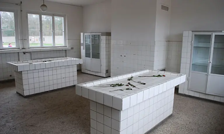 Die-Pathologie-des-KZ-Die-schrecklichen-Experimente-der-Lageraerzte-wurden-hier-ausgewertet-Offiziell-waren-die-Todesursachen-meist-Selbstmord-oder-Krankheiten-wie-Typhus-Die-wirklichen-Gruende-waren-aber-in-der-Regel-Misshandlungen-oder-Hunger