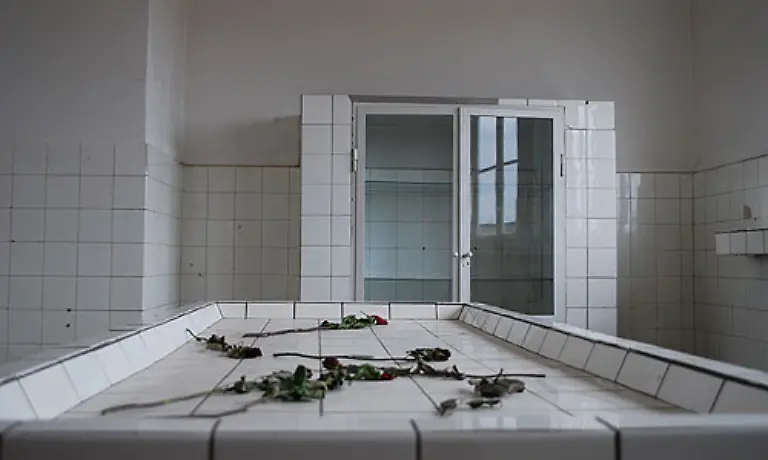 Skrupellose-Mediziner-wie-der-SS-Arzt-Joachim-Mrugowsky-experimentierten-hier-zum-Beispiel-mit-vergifteter-Munition-Auch-Haeftlinge-mit-interessanten-Taetowierungen-wurden-gezielt-umgebracht-und-deren-Haut-abgezogen