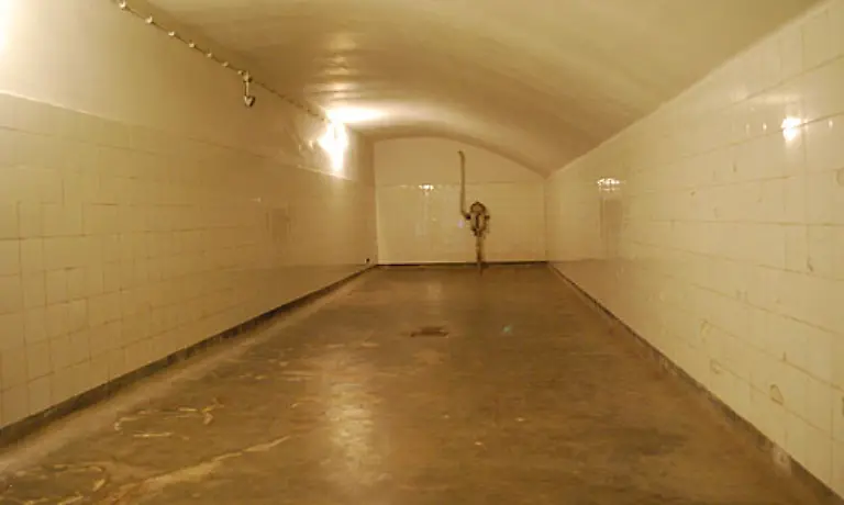 Hier-sollen-sich-nach-Berichten-von-Haeftlingen-die-Leichen-gestapelt-haben-Die-Krematorien-waren-oft-ueberlastet