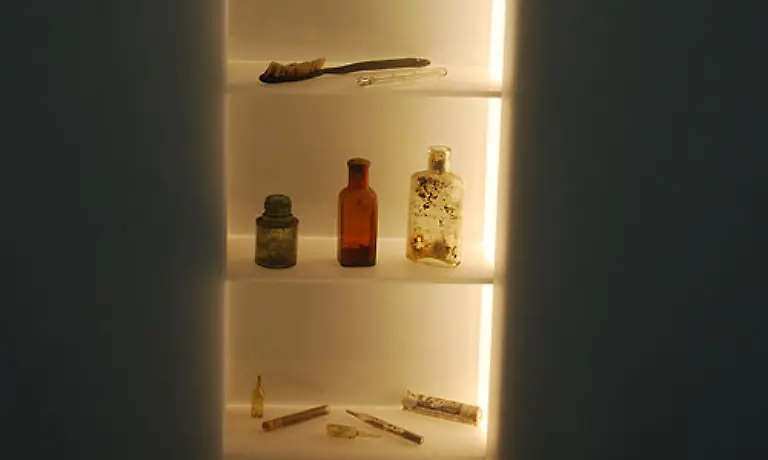 Bilder-aus-dem-Krankenrevier-des-Lagers-Die-Haeftlinge-kamen-hier-keineswegs-zur-Gesundung-her-Krank-zu-werden-bedeutete-fuer-die-meisten-das-sichere-Todesurteil-Sie-fielen-in-die-Haende-von-enthemmten-und-entmenschlichten-Medizinern