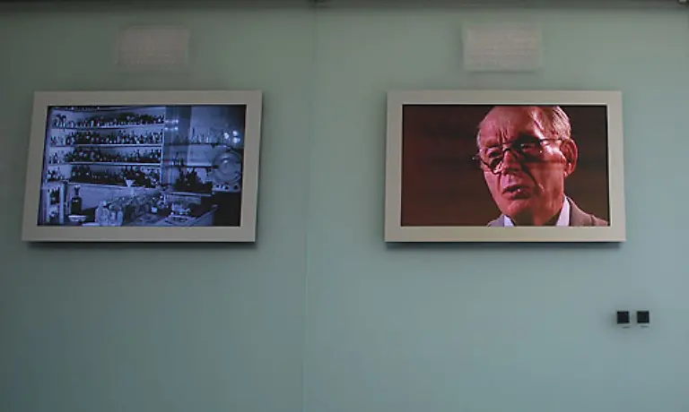 Mittels-Video-werden-die-Aussagen-der-Zeitzeugen-wiedergegeben-Beispielsweise-Erinnerungen-ueber-die-Fuehrung-auslaendischer-Besucher-durch-das-Vorzeigelager-der-Nazis-Sie-bekamen-natuerlich-nicht-die-ganze-Wahrheit-zu-Gesicht