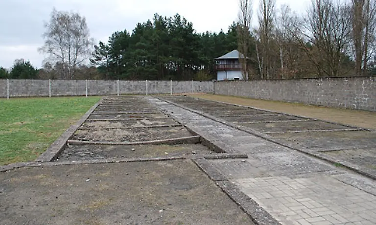 In-einem-abgetrennten-Teil-dem-Zellenbau-wurden-besondere-Gefangene-des-NS-Regimes-untergebracht-Das-T-foermige-Gebaeude-ist-teilweise-erhalten