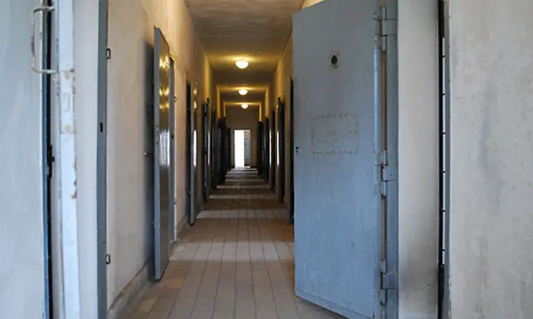 In-dem-erhaltenen-Teil-sind-noch-die-Zellen-prominenter-Gefangener-wie-des-Pastors-der-Bekennenden-Kirche-Martin-Niemoeller-zu-sehen-Hier-war-auch-der-Platz-fuer-besonders-brutale-Strafen-das-Pfahlhaengen-beispielsweise-oder-der-Bocksprung