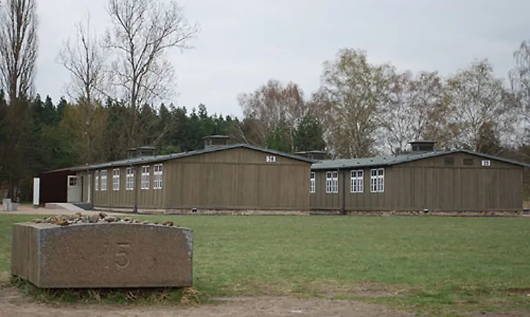 In-den-Baracken-38-und-39-waren-vornehmlich-juedische-Gefangene-untergebracht-Im-September-1992-nur-wenige-Tage-nach-dem-Besuch-des-israelischen-Ministerpraesidenten-wurde-das-Gebaeude-durch-einen-rechtsextremistischen-Brandanschlag-stark-beschaedigt