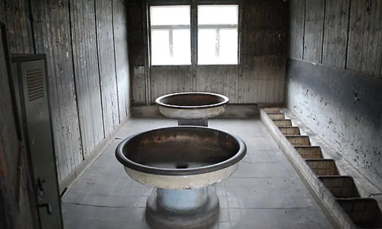 In-den-beiden-letzten-im-Originalzustand-erhaltenen-Haeftlingsbaracken-ist-eine-Ausstellung-ueber-den-Alltag-der-Gefangenen-untergebracht-In-einer-solchen-Badestelle-mussten-sich-400-Insassen-innerhalb-von-15-Minuten-waschen-Wer-zu-spaet-zum-Appell-kam-wurde-hart-bestraft