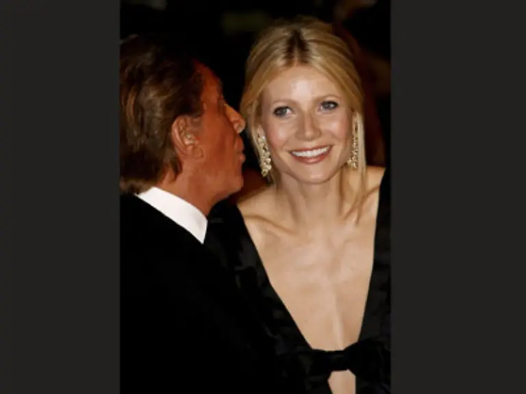 Nein-es-ist-Gwyneth-Paltrow-die-hier-vom-pensionierten-Modeschoepfer-Valentino-bezirzt-wird