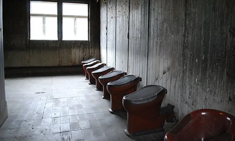 Die-Sanitaereinrichtungen-der-Baracke