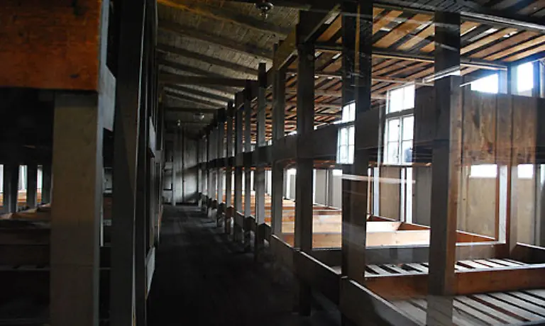 Die-Schlafstaetten-der-Gefangenen-Mit-der-zunehmenden-Ueberbelegung-des-Lagers-wurden-immer-mehr-Menschen-in-das-Gebaeude-gepfercht