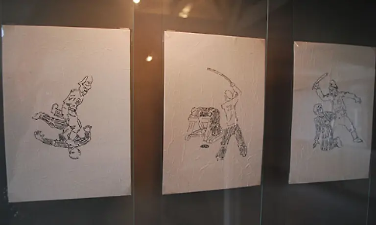 Zeichnungen-berichten-von-den-brutalen-Strafen-der-Wachmannschaften-fuer-die-Gefangenen