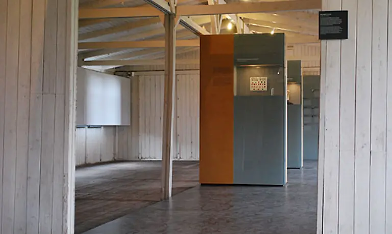 In-solchen-Raeumen-vegetierten-die-Gefangenen-zu-Hunderten-vor-sich-hin-erschoepft-nach-schwerster-Arbeit-von-mindestens-zwoelf-Stunden-taeglich-und-den-Peinigungen-der-sadistischen-Wachmannschaften