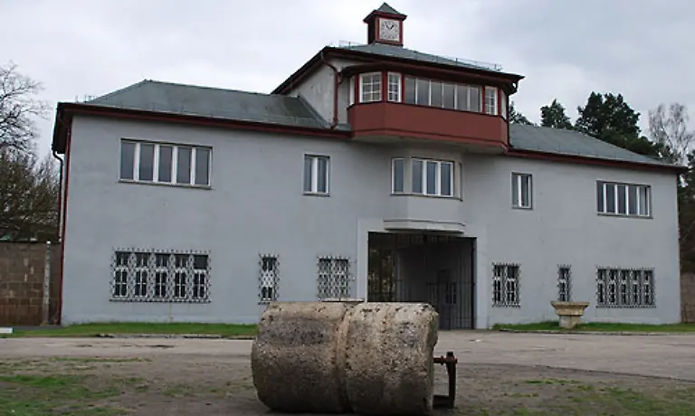 Vernichtung-durch-Arbeit-Unzaehlige-Haeftlinge-wurden-in-der-Ruestungsindustrie-dem-vermeintlichen-Endsieg-der-Nazis-geopfert-Die-SS-experimentierte-wie-viel-Nahrung-ein-Gefangener-brauchte-um-gerade-so-ueberleben-und-dennoch-arbeiten-zu-koennen