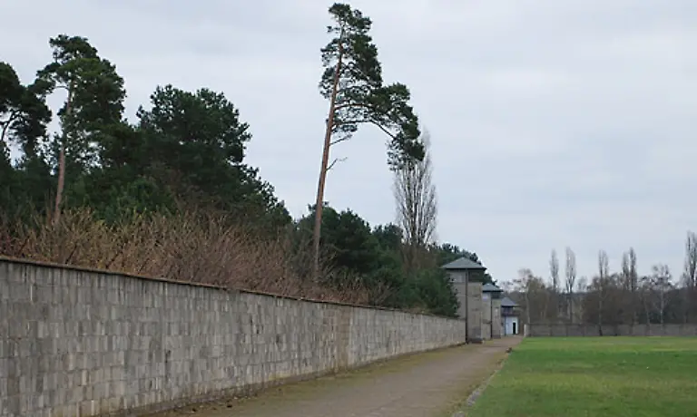 Sachsenhausen-war-der-Versuch-der-in-den-Vernichtungslagern-im-Osten-Europas-dann-perfektioniert-wurde-Um-das-Lager-wurde-der-Kern-der-Organisation-der-SS-aufgebaut-darunter-auch-die-Inspektion-der-Konzentrationslager-die-zentrale-Verwaltung-der-Vernichtung