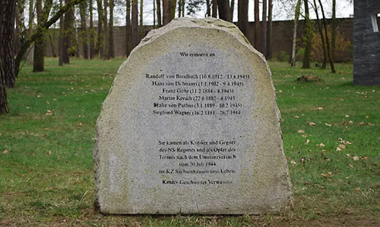 Auch-einige-der-Attentaeter-des-20-Juli-1944-dem-Anschlag-auf-Hitler-wurden-hier-gefangen-gehalten-Dieser-Gedenkstein-erinnert-an-das-Schicksal-der-in-Sachsenhausen-Inhaftierten