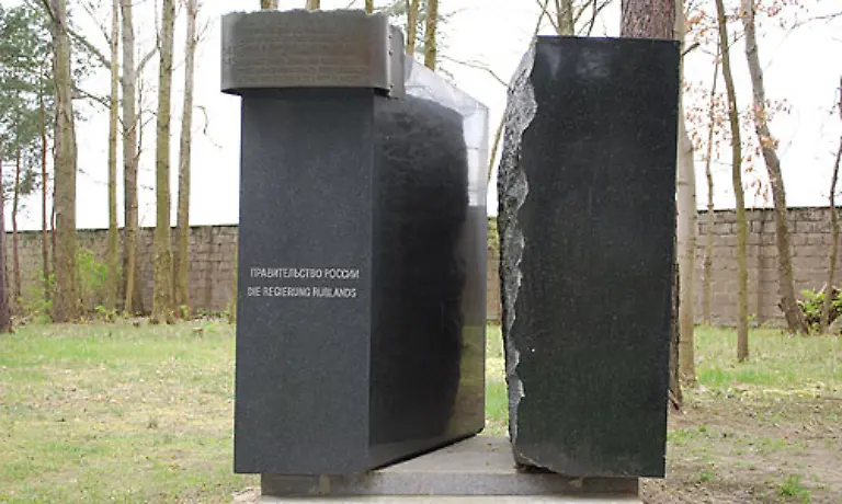 Ein-Mahnmal-der-russischen-Regierung-in-Gedenken-an-die-sowjetischen-Kriegsgefangenen-des-KZ-Sachsenhausen-Die-Sterblichkeit-unter-ihnen-war-besonders-hoch-Zudem-wurden-sie-Opfer-gezielter-Vernichtungsaktionen-der-SS