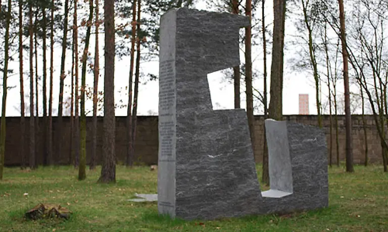 Ein-Mahnmal-der-katholischen-Kirche-zum-Gedenken-an-die-Geistlichen-die-im-KZ-gefangen-gehalten-wurden