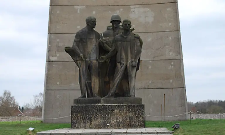 1961-wurde-durch-die-DDR-die-Nationale-Mahn-und-Gedenkstaette-eingerichtet-Ein-interpretierendes-Denkmal-ueberragt-bis-heute-den-Innenraum-des-Lagers