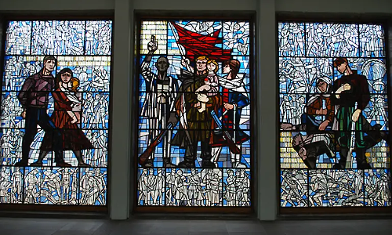 Die-DDR-als-Staat-distanzierte-sich-von-den-Verbrechen-der-Nazis-In-der-Gedenkstaette-wurde-besonders-das-Schicksal-der-zahlreichen-kommunistischen-Gefangenen-hervorgehoben