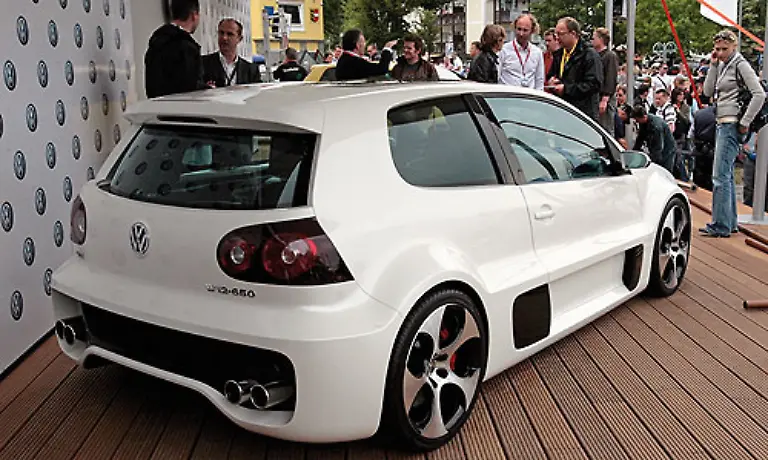 Jedes-Jahr-treffen-sich-Tuning-Fans-am-Woerthersee-zum-GTI-Treffen-Eine-PS-Show-der-besonderen-Art-bei-dem-mittlerweile-auch-Audi-und-VW-selbst-kraeftig-mitmischen-Im-letzten-Jahr-zeigte-Volkswagen-weltweit-zum-ersten-Mal-den-Golf-GTI-W12