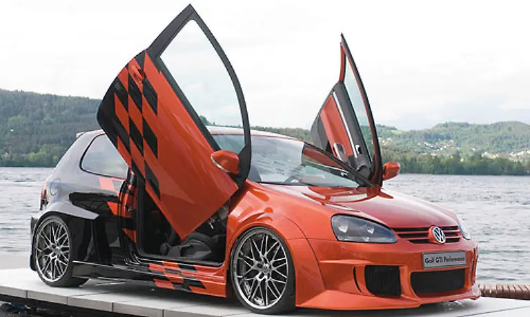 Ebenfalls-ein-echter-Hingucker-ist-der-Golf-GTI-Performance-Direkt-am-See-fand-seine-Premiere-statt-Beeindruckend-die-beiden-Fluegeltueren