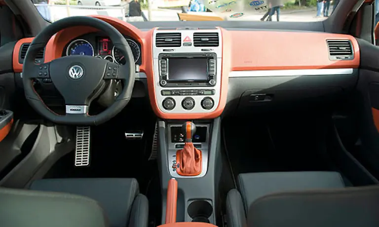 Auch-das-Interieur-ist-farblich-mit-der-Lackierung-aussen-abgestimmt-Besonders-schoen-sind-Details-wie-die-Lederverkleidung-von-Handbremsmanschette-Armaturenbrett-und-Schalthebelverkleidung