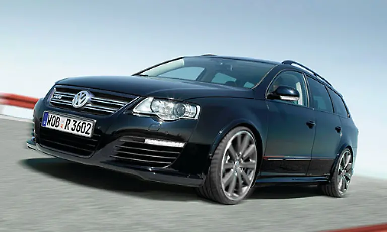 Auto-Konzerne-wie-VW-vertreiben-zunehmend-in-Eigenregie-Tuningteile-Bei-Volkswagen-heisst-das-Individual-Die-R36-Stylingstudie-zeigt-beim-Spitzenmodell-aus-der-Passat-Reihe-was-man-an-Ausstattung-ab-Werk-zu-bieten-hat