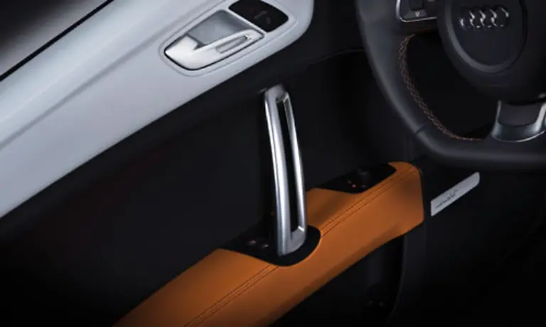 Die-Farbe-Orange-ist-eine-Besonderheit-des-Autos-Zahlreiche-Lederapplikationen-in-dieser-Farbe-unterscheiden-ihn-von-der-Serienversion