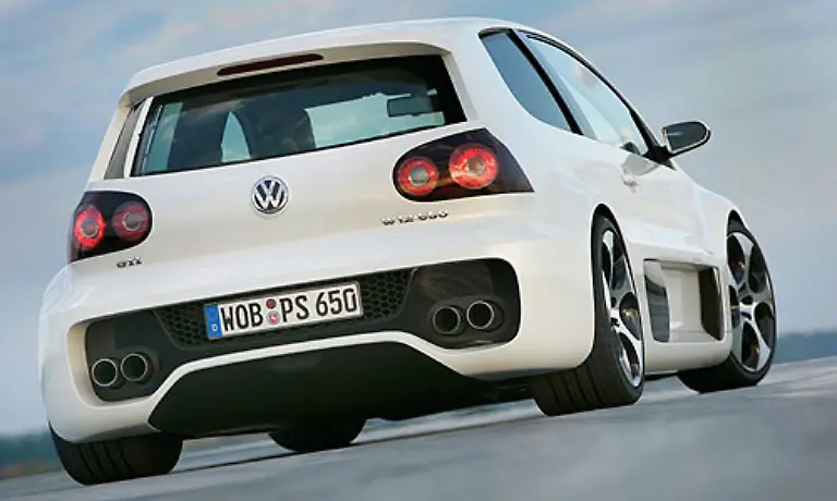 Ein-Extrem-unter-Extremen-am-Woerthersee-Die-Tuningszene-freut-sich-ueber-die-Aufmerksamkeit-der-Auto-Konzerne-So-duerfen-wir-uns-sicher-auch-im-naechsten-Jahr-auf-spektakulaere-Autos-freuen