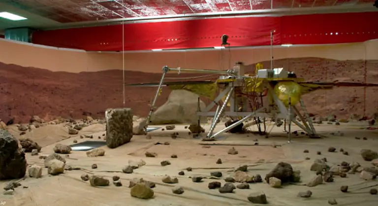 Die-Sonde-unternimmt-den-naechsten-Schritt-in-der-Mars-Forschung-indem-sie-untersucht-ob-in-dieser-Region-die-etwa-ein-Viertel-der-Marsoberflaeche-ausmacht-Leben-moeglich-ist-sagt-Peter-Smith-von-der-Universitaet-Arizona-der-an-der-Planung-beteiligt-war