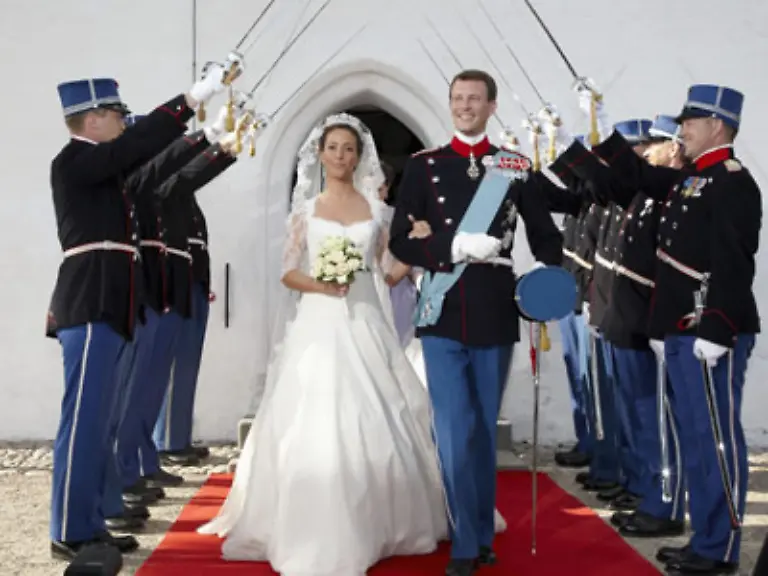 zum-zweiten-Mal-das-viel-interessantere-Schauspiel-einer-royalen-Traumhochzeit-geliefert
