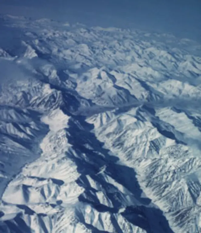 Und-doch-ist-die-rund-26-Millionen-Quadratkilometer-grosse-Arktis-inzwischen-heiss-begehrt-von-den-Anrainerstaaten-Kanada-Daenemark-USA-Norwegen-und-Russland