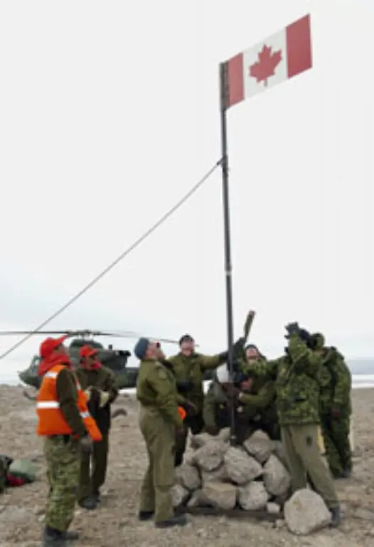 Neben-Russland-und-Kanada-beanspruchen-auch-Daenemark-Norwegen-und-die-USA-ein-Stueck-vom-noerdlichen-Kuchen