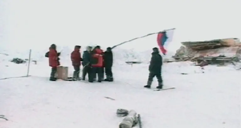 Sowohl-Russland-als-auch-daenischen-und-kanadischen-Geologen-reicht-dies-nicht-Sie-machen-fuer-sich-geltend-dass-ihre-Kuesten-in-Sibirien-Groenland-oder-Kanada-ueber-den-unterseeischen-Lomonossow-Ruecken-mit-dem-Nordpol-verbunden-sind