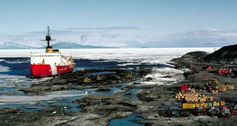 Spaetestens-seit-die-russische-Flagge-unter-dem-Nordpol-weht-ist-auch-der-breiten-Oeffentlichkeit-klar-geworden