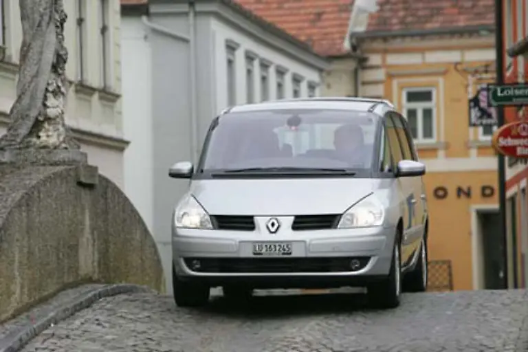 Auch-der-Renault-Espace-ist-in-der-Ausfuehrung-3-0-dCi-Initiale-Automatik-nicht-gerade-freundlich-zur-Umwelt-Er-erreicht-ebenfalls-27-Punkte-und-einen-Stern