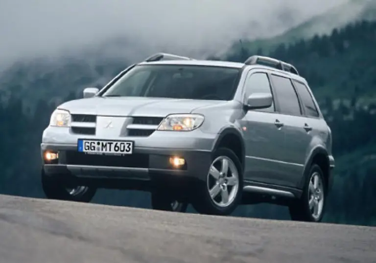 Wir-ueberspringen-ein-breites-Mittelfeld-und-gehen-zu-umweltfreundlicheren-Autos-Die-Gruppe-ab-75-Punkte-beginnt-mit-dem-Mitsubishi-Outlander-2-2-DI-D-Instyle-Er-bekommt-75-Punkte-und-vier-Sterne