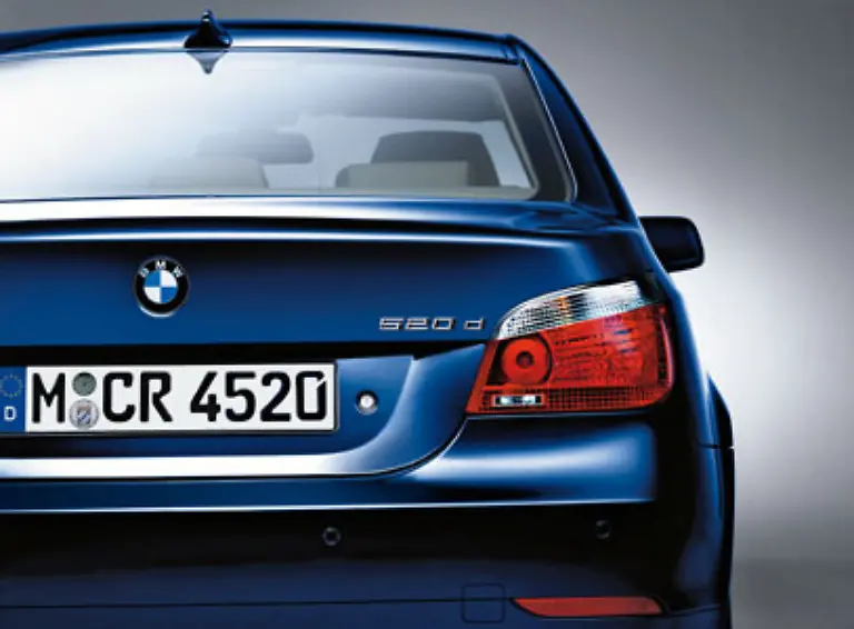 Genauso-gut-schlaegt-sich-der-kleinste-Diesel-aus-BMWs-5er-Reihe-Der-520d-kommt-ebenso-auf-77-Punkte-und-vier-Sterne
