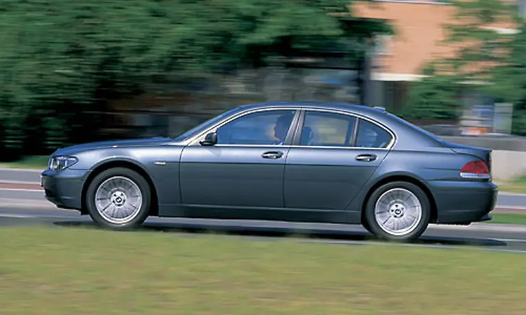 Sein-grosser-Bruder-der-BMW-730d-mit-Steptronic-erreicht-mit-78-sogar-ein-Puenktchen-mehr-Ebenso-vier-Sterne