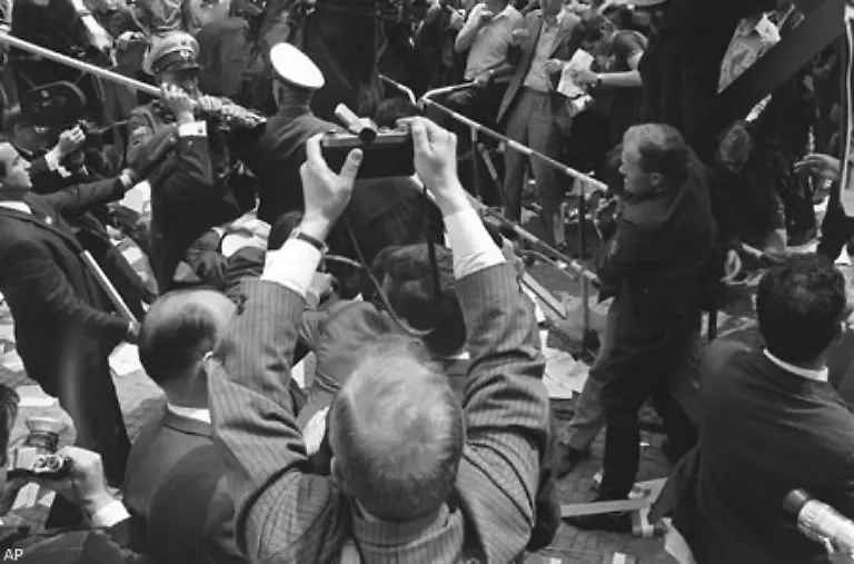 Am-2-Juni-1967-protestieren-vor-der-Berliner-Oper-zahlreiche-Demonstranten-gegen-den-Besuch-des-iranischen-Schah-Reza-Pahlewi-Nach-Handgreiflichkeiten-zwischen-Studenten-und-persischen-Geheimpolizisten-versucht-die-Polizei-die-Demonstration-aufzuloesen