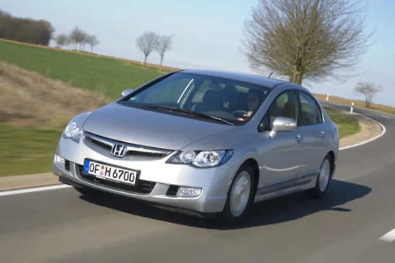 Honda-Civic-1-3i-DSi-und-sein-Bruder-in-der-VTEC-Version-Beide-mit-Hybridantrieb-vier-Sternen-und-83-Punkten