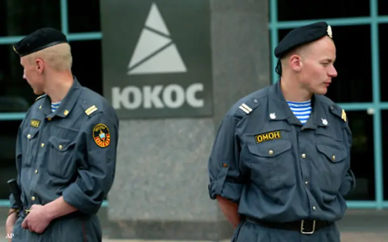 Der-Kreml-eroeffnet-nach-der-Verhaftung-eine-zweite-Front-Er-erhebt-Steuernachforderungen-gegen-Yukos-in-Milliardenhoehe-sie-summieren-sich-schliesslich-auf-rund-20-Mrd