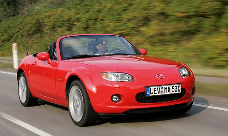 Der-Mazda-MX-5-ist-ein-Klassiker-unter-den-Roadstern-Schoen-und-bezahlbar-ist-die-Formel-mit-dem-er-zu-einem-Welterfolg-wurde-Seit-17-Jahren-faehrt-er-durch-die-Lande-Seinem-Stoffdach-ist-er-treu-geblieben-auch-wenn-es-jetzt-elektronisch-schliesst