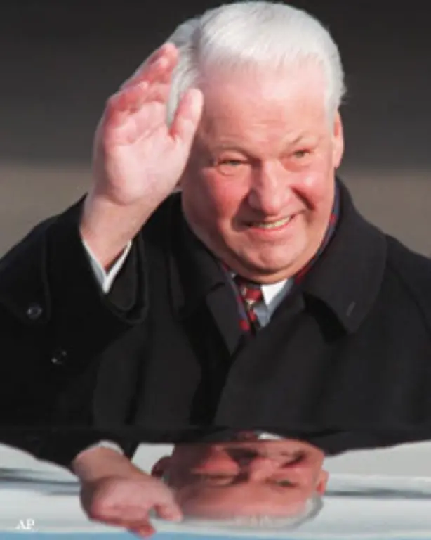 In-dieser-Zeit-verschmolzen-zeitweise-die-Interessen-des-Kremls-und-die-der-Wirtschaftsbosse-Denn-Jelzin-benoetigte-fuer-seine-Wiederwahl-im-Jahr-1996-die-Unterstuetzung-der-Unternehmer