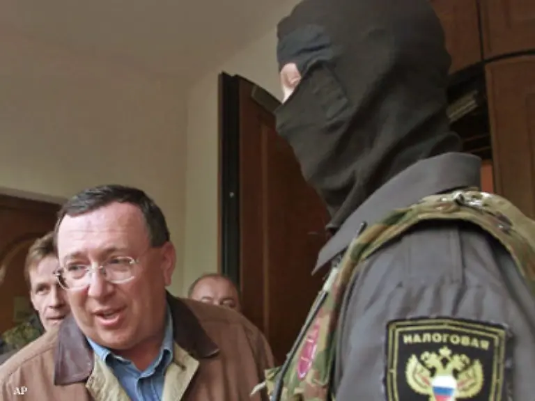 Wer-sich-dennoch-gegen-den-Praesidenten-stellt-bekommt-sehr-schnell-massive-Probleme-So-wird-der-Medienmogul-Wladimir-Gussinski-verhaftet