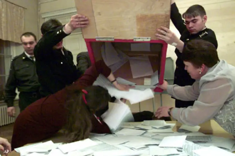 Mit-dem-oeffentlichen-Angriff-auf-Putin-ueberschreitet-auch-Chodorkowski-die-rote-Linie-Er-unterstuetzte-den-Wahlkampf-der-liberalen-Parteien-und-Kommunisten-finanziell