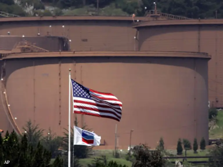 Die-politischen-Aktivitaeten-sind-nur-ein-Grund-fuer-das-Vorgehen-des-Kremls-gegen-Chodorkowski-Sein-Plan-US-Firmen-wie-Chevron-oder-Exxon-an-Yukos-zu-beteiligen-ist-Putin-ein-Dorn-im-Auge