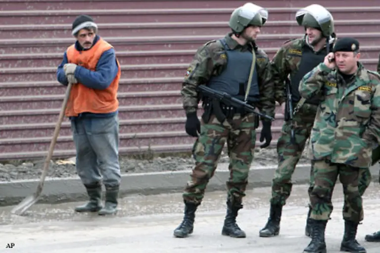 Nach-Lebedew-werden-weitere-Yukos-Manager-festgenommen-Auch-der-Sicherheitschef-wird-verhaftet-ihm-werden-Auftragsmorde-zur-Last-gelegt