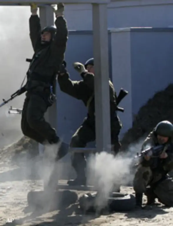 Im-Oktober-2003-dann-der-Paukenschlag-Bei-einer-Zwischenlandung-in-Nowosibirsk-wird-Chodorkowski-von-einer-Spezialeinheit-des-Inlandsgeheimdienstes-FSB-verhaftet