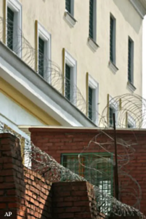 Im-November-2003-erklaert-Chodorkowski-seinen-Ruecktritt-als-Yukos-Chef-Er-wolle-sich-nun-seiner-Arbeit-als-Vorsitzender-der-Stiftung-Offenes-Russland-widmen