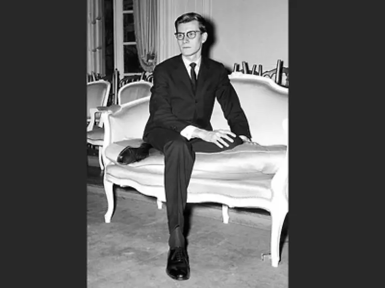 Ein-schuechterner-junger-Mann-aus-Oran-in-Algerien-lugt-durch-den-Spalt-einer-Stellwand-und-weiss-dass-alle-seinetwegen-da-sind